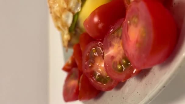 Hermoso Desayuno Cerca Vídeo Huevos Fritos Tostadas Aguacate Tomates Arándanos — Vídeos de Stock