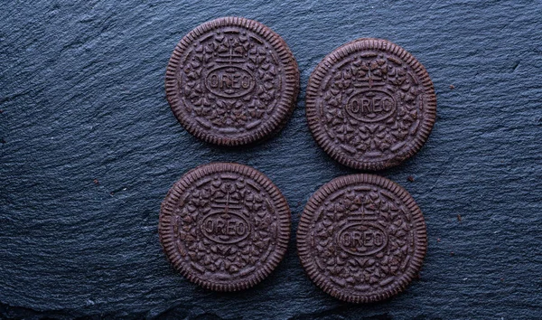 Bir taşın üzerinde dört yuvarlak kurabiye. Yüksek kalite fotoğraf