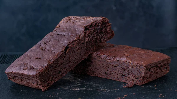 Brownie Egy Fekete Hátterű Kövön Kiváló Minőségű Fénykép — Stock Fotó