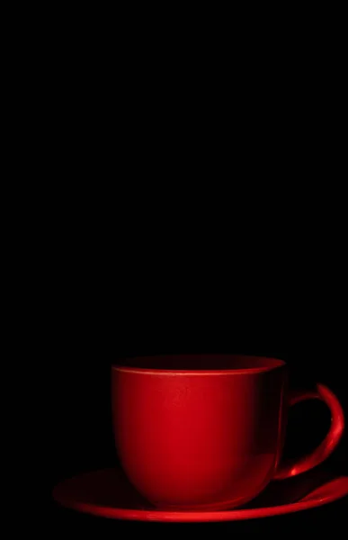 Bir fincan koyu kahve, arka plan kırmızı bardak. Yüksek kalite fotoğraf