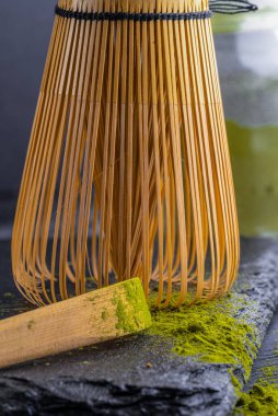 Matcha çayı için bambu kaşıklı bambu çırpısı. Yüksek kalite fotoğraf