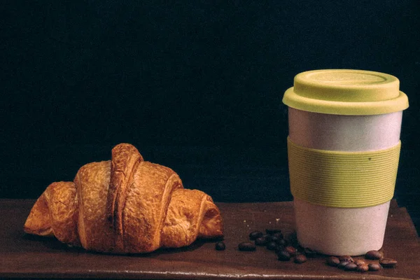 羊角面包和一大杯咖啡 复古风格的谷物效果 高质量的照片 — 图库照片