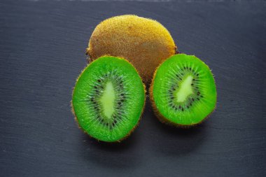 Olgun kivi meyvesi ve yarım kivi meyvesi. Yüksek kalite fotoğraf