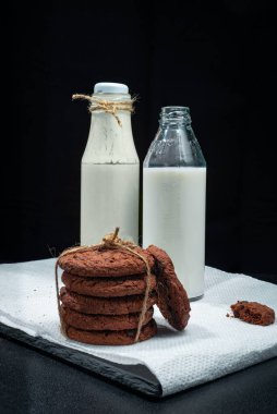  Siyah bir masada kurabiye ve süt içecekler. Yüksek kalite fotoğraf