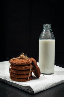 Siyah bir masada kurabiye ve süt içecekler. Yüksek kalite fotoğraf