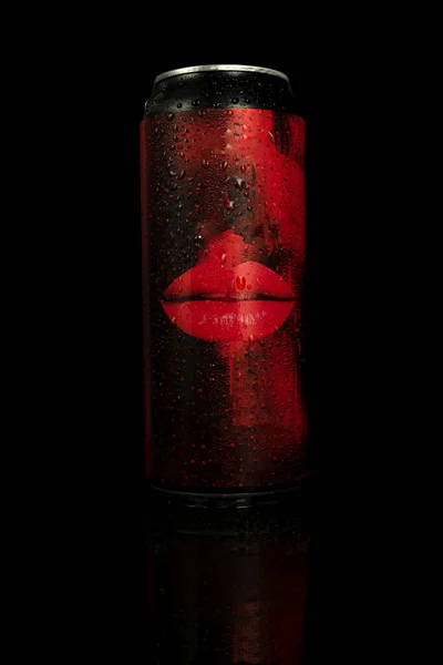 Siyah arka planda dudaklarının resmi olan kırmızı bir kutu. Yüksek kalite fotoğraf