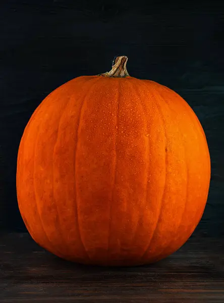 Büyük yuvarlak balkabağı ahşap arka planda fotokopi alanı var. Yüksek kalite fotoğraf. Cadılar Bayramı