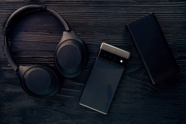 The Perfect Travel Kit: kulaklıklar, Power Bank ve Smartphone. Yüksek kalite fotoğraf