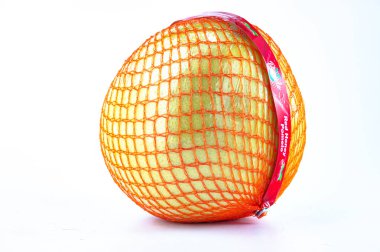 Kırmızı Bal Pomelo, Beyaz Arkaplanda Koruyucu Ağ 'da. Yüksek kalite fotoğraf