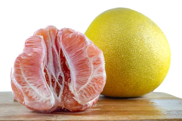 Soyulmuş Pomelo segmenti ve ahşap üzerine tüm Pomelo. Yüksek kalite fotoğraf