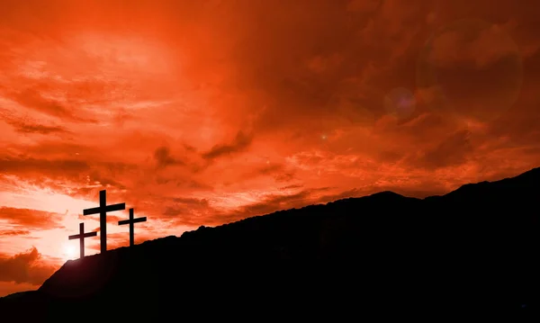 日没の空の背景にキリスト教のクロスのシルエット — ストック写真
