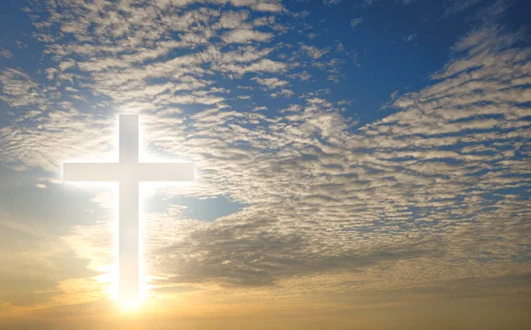 雲の背景を持つ日没の空の上に概念または概念的な宗教の十字形 — ストック写真