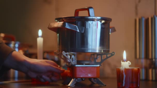 在家中使用的旅游燃气燃烧器 打开手提式炉灶 在停电时可以做饭 美丽的家庭背景 有燃烧的烛台 在战争期间在乌克兰生存 — 图库视频影像