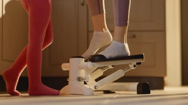 Widok Szczupłych Kobiecych Nóg Ćwiczących Domowej Kuchni Kroczku Małe Nogi — Wideo stockowe
