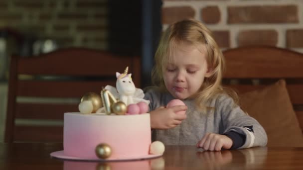 Nettes Blondes Mädchen Feiert Ihren Geburtstag Mit Rosa Torte Mit — Stockvideo