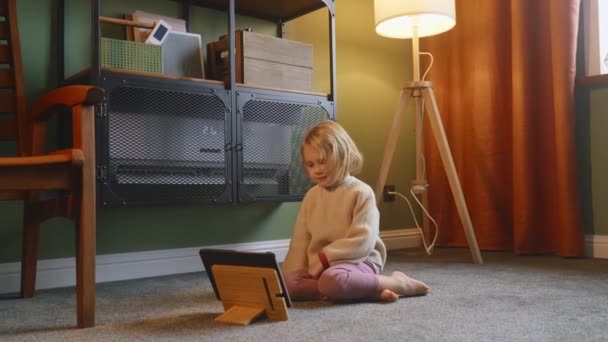 Kind Mädchen Ist Mit Einem Tablett Einem Raum Mit Klimaanlage — Stockvideo