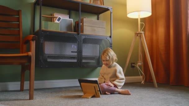 Klimatizace Ohřívá Prostor Pro Dítě Které Zaneprázdněno Kartou Podlaze Stupňů — Stock video