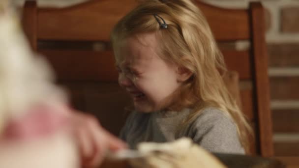 Сумна Мила Дівчинка Відмовляється Їсти Свій Торт Проблеми Дітьми Плаче — стокове відео