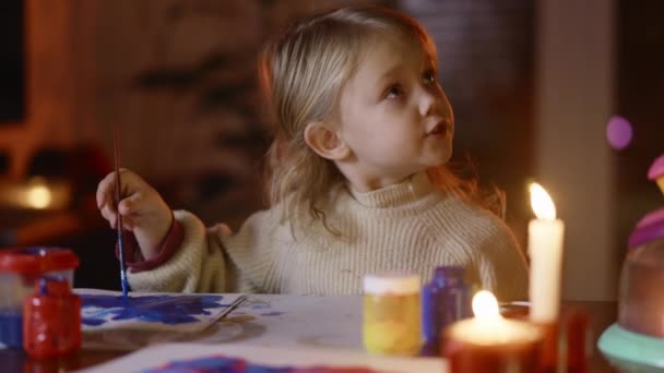 Menina Criança Loira Ouve Alguém Enquanto Ocupado Com Pintura Durante — Vídeo de Stock