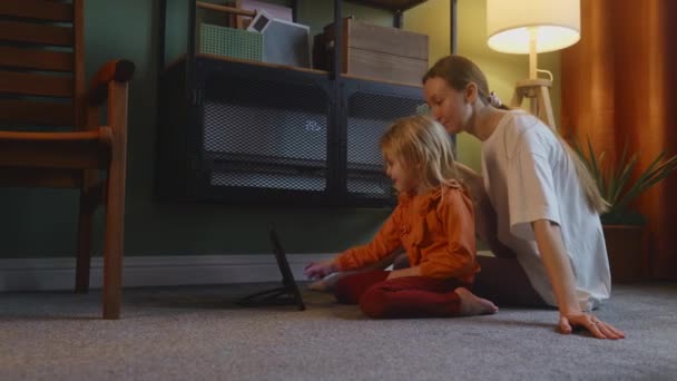Mom Child Busy Tab Room Warmed Air Conditioner Degrees Celsius — Vídeos de Stock