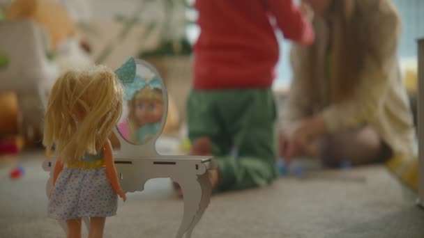 Doll Staat Aan Speelgoedtafelspiegel Moeder Dochter Spelen Samen Verpleegkamer Leuk — Stockvideo