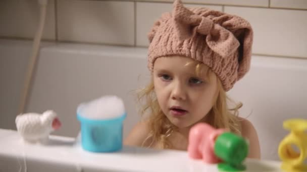 Güzel Sarışın Kız Banyo Yapıyor Tatlı Çocuk Duş Bonesi Takıyor — Stok video