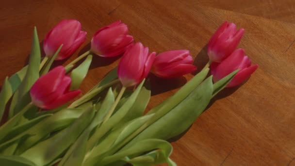 Плоский Лежачий Фон Свіжих Тюльпанів Дерев Яному Столі Жіночі Руки — стокове відео
