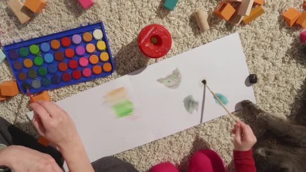 Moeders Kinderen Handen Het Proces Van Het Schilderen Van Hun — Stockvideo