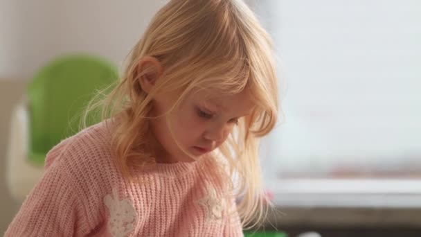 Little Cute Blondynka Gra Podłodze Busily Będąc Sam Autystyczne Dziecko — Wideo stockowe