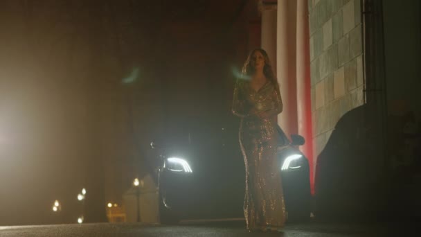 황금빛우아 넥타이를 천천히 아름다운 금발의 여인의 박물관 역사적 콘서트 — 비디오
