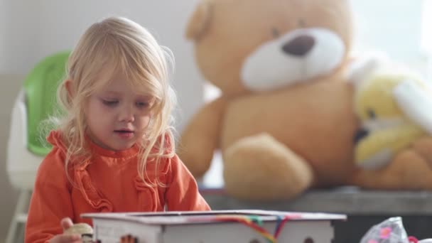 Criança Brinca Com Cubo Ocupado Chão Sala Berçário Enorme Urso — Vídeo de Stock