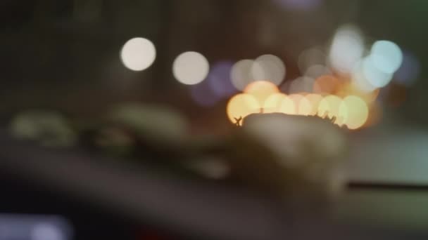 Vista Sul Traffico Notturno Cambia Rosa Che Giace Finestrino Anteriore — Video Stock