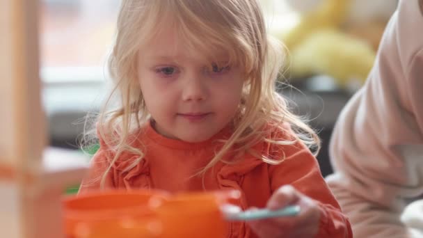 母亲和女儿表演的角色扮演游戏关于煮煎蛋早餐 家庭时间 玩具厨房用具 快乐的女士准备着想象中的食物和饮料 总部4K段 — 图库视频影像