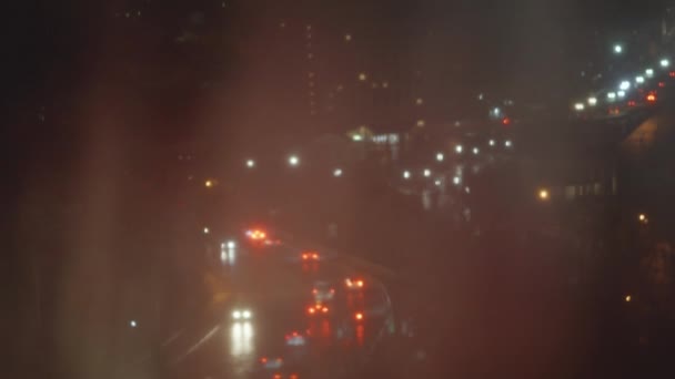 Uitzicht Nachtlampjes Door Het Raam Uitverkoop Defocust Regendruppels Glas Verschijnen — Stockvideo