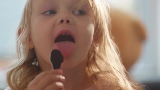 Blonďatá Holčička Olizuje Mrňavou Postavičku Zmrzliny Říká Líbí Přeje Něco — Stock video