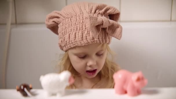 Menina Loira Bonita Escova Dentes Enquanto Toma Banho Criança Feliz — Vídeo de Stock