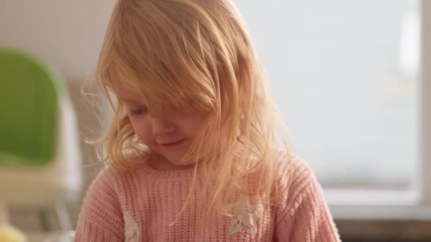 Küçük Tatlı Sarışın Kız Yerde Tek Başına Oynuyor Otistik Çocuk — Stok video