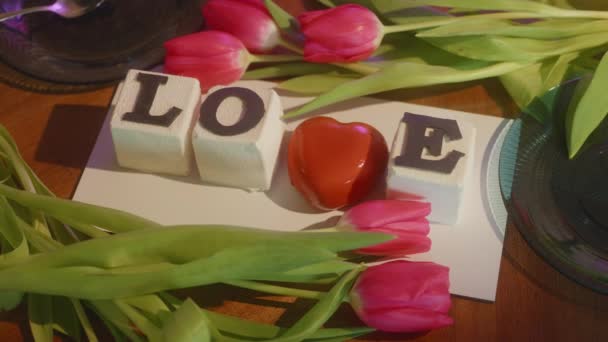 Fondo Tortas Con Palabra Amor Entre Tulipanes Frescos Mesa Servida — Vídeo de stock