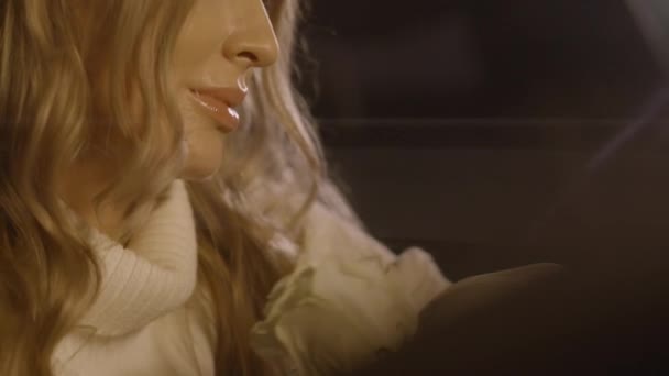 近距离观察 浪漫女子坐在车里 手持白玫瑰 纤细的手 闪烁着淡淡的光芒 等待约会 金发女肖像 高质量的4K镜头 — 图库视频影像