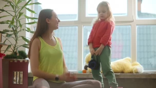 Mor Och Dotter Sportig Familj Barn Lyfter Vikt Fitness Dagis — Stockvideo