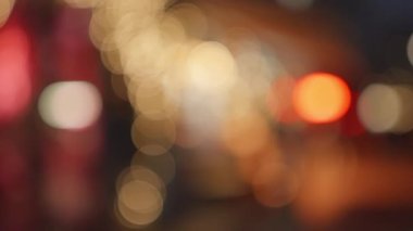Gece şehir manzarası arabanın ön camından, sokak lambaları, hareket eden odak noktası, bokeh etkisi. Yüksek kalite 4k görüntü