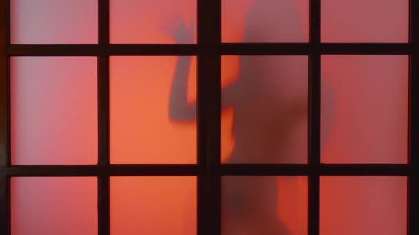 Вид Спокусливу Жінку Танцює Матовим Склом Кольоровому Світлі Спалахує Молоді — стокове відео