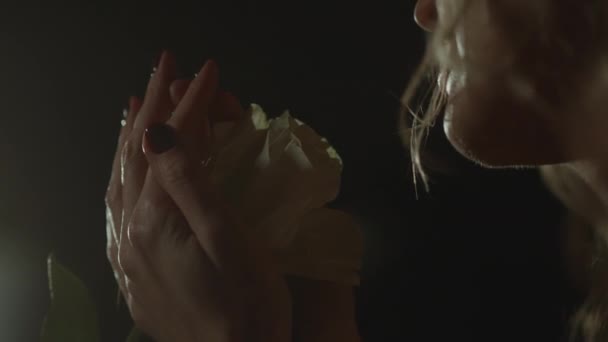 Vista Perto Mulher Romântica Escuro Noite Segurando Rosa Branca Mãos — Vídeo de Stock