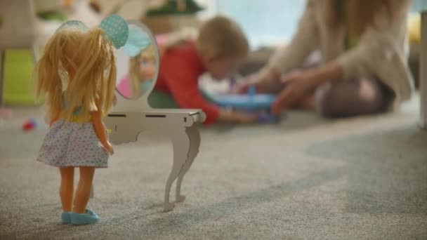 Lalka Stoi Przy Lustrze Zabawki Matka Córka Bawiące Się Pilnie — Wideo stockowe