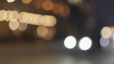 Gece şehir manzarası arabanın camından, geçen arabalar, sokak lambaları, hareket eden odak, bokeh etkisi. Yüksek kalite 4k görüntü