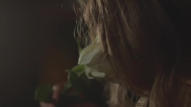 Visão Perto Mulher Sensual Cheirando Rosa Branca Toca Com Flor — Vídeo de Stock