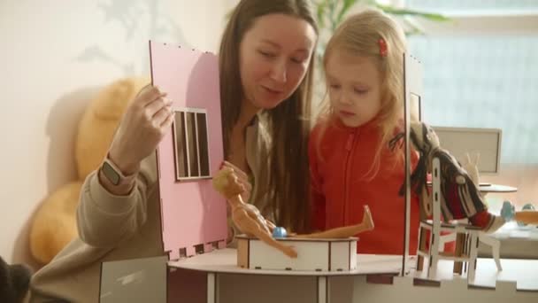 Mutter Und Tochter Beim Zusammenbauen Von Holzpuppenhaus Spielen Mit Spielzeug — Stockvideo