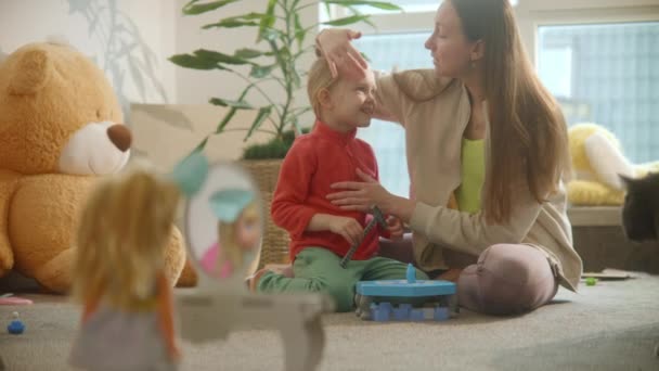 Madre Figlia Parlare Giocare Occupato Camera Dei Bambini Sfondo Bello — Video Stock