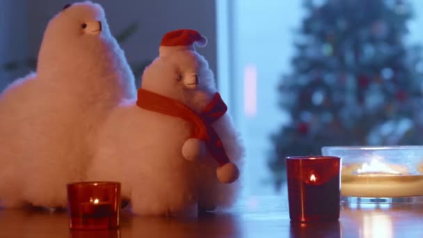 Fluffiga Alpacas Klädda För Jul Brinnande Ljus Och Julgran Bakgrund — Stockvideo