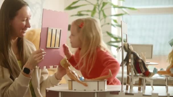 Μητέρα Και Cutie Κόρη Συναρμολόγηση Κούκλες Σπίτι Παίζει Λεπτομέρειες Τοίχους — Αρχείο Βίντεο